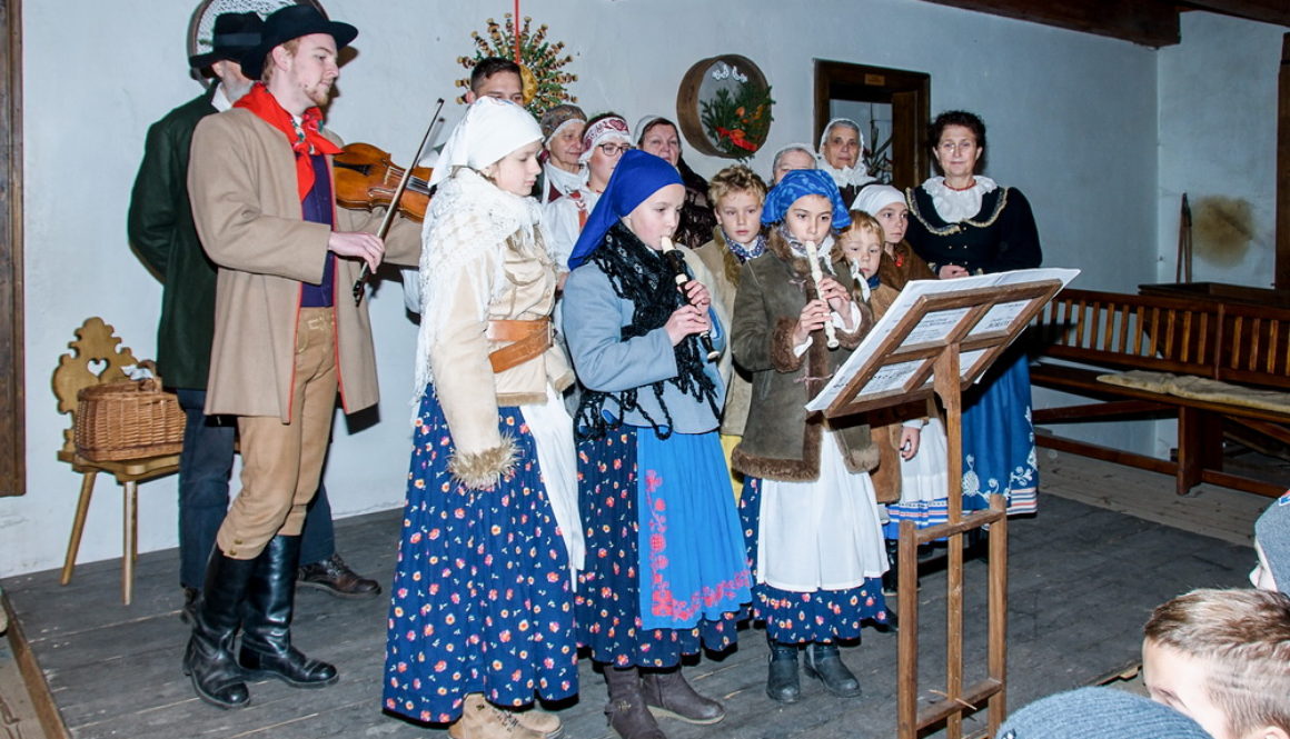 Vystoupení souboru Barunka na Adventu v Rudrovì mlýnì v Ratiboøicích.